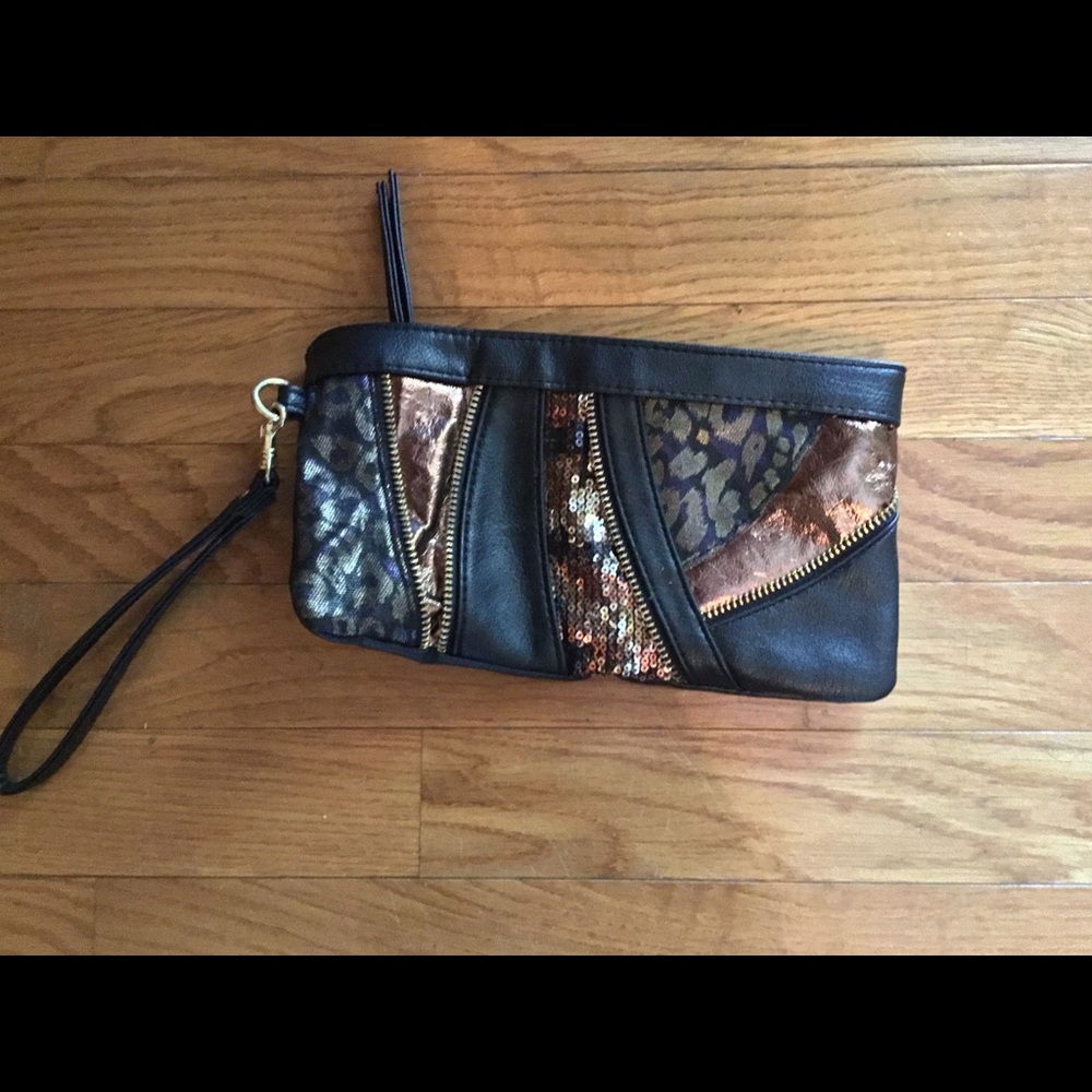 Multi pattern wristlet